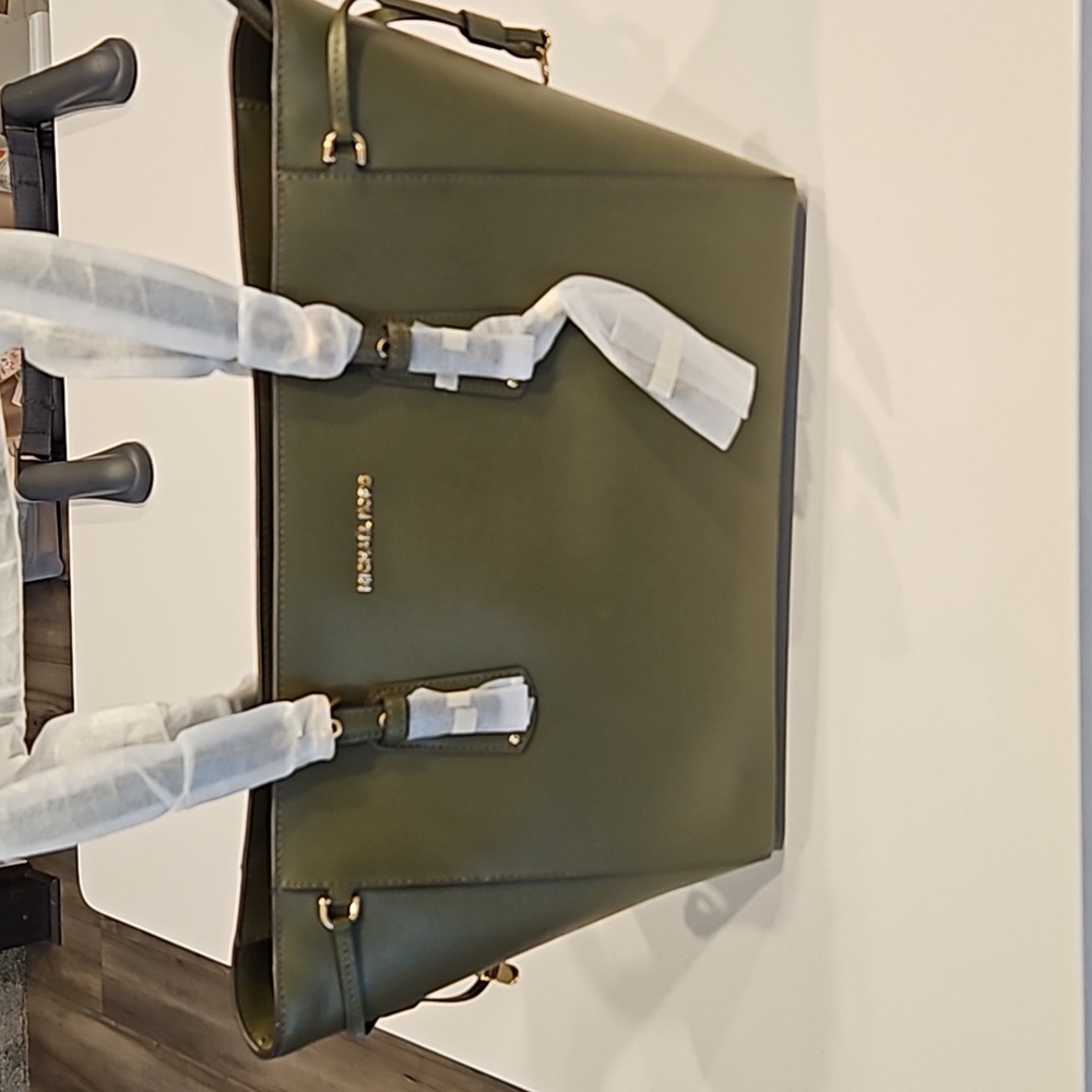 Michael Kors Voyager Tote